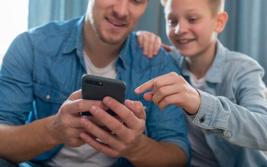 Jak sprawdzić co dziecko robi na telefonie? Jak wybrać aplikację do kontroli rodzicielskiej telefonu dziecka?