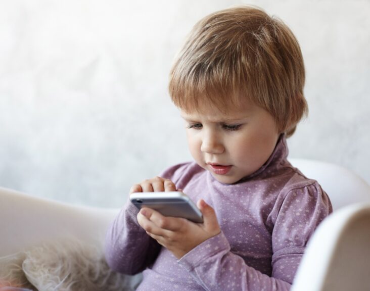 Jak odzwyczaić dziecko od telefonu? Uzależnienie od telefonu 