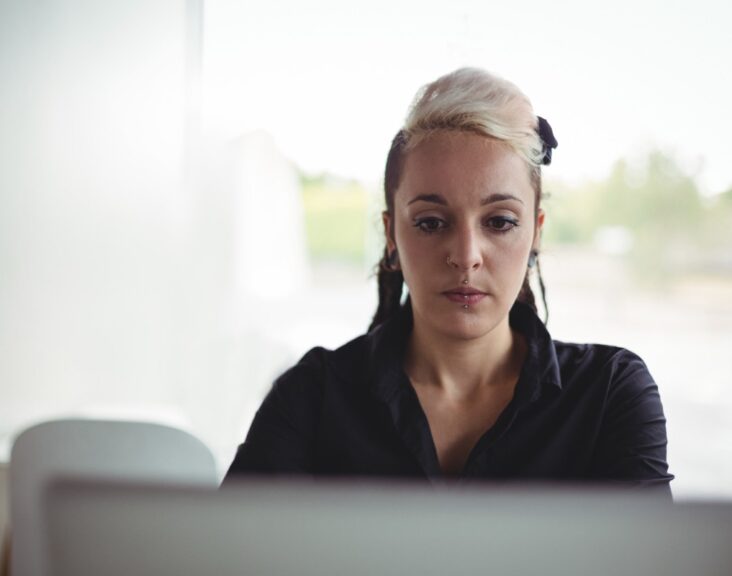 Osoba niebinarna co to znaczy? Czym jest niebinarność? Niebinarność płciowa