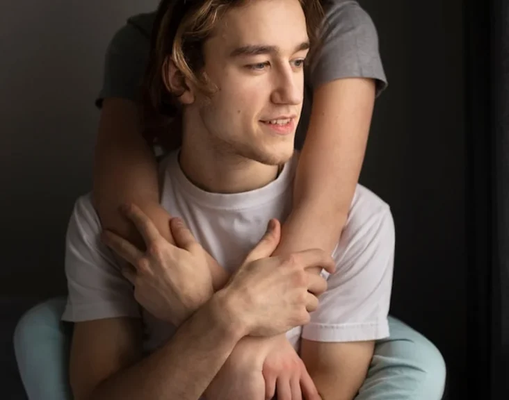 Uśmiechnięty mężczyzna w objęciach kobiety