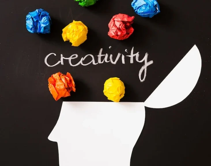 Twórczość na kolorowej zmiętej papierowej piłce nad głową