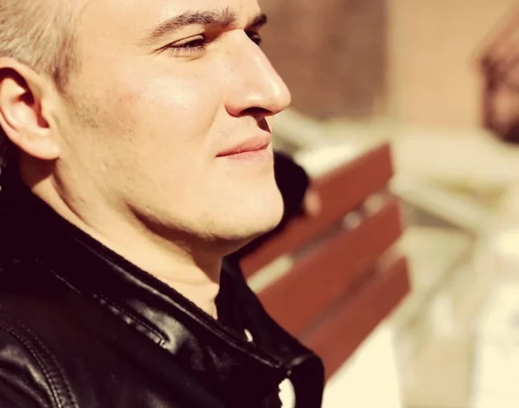 Młody mężczyzna odwracający wzrok