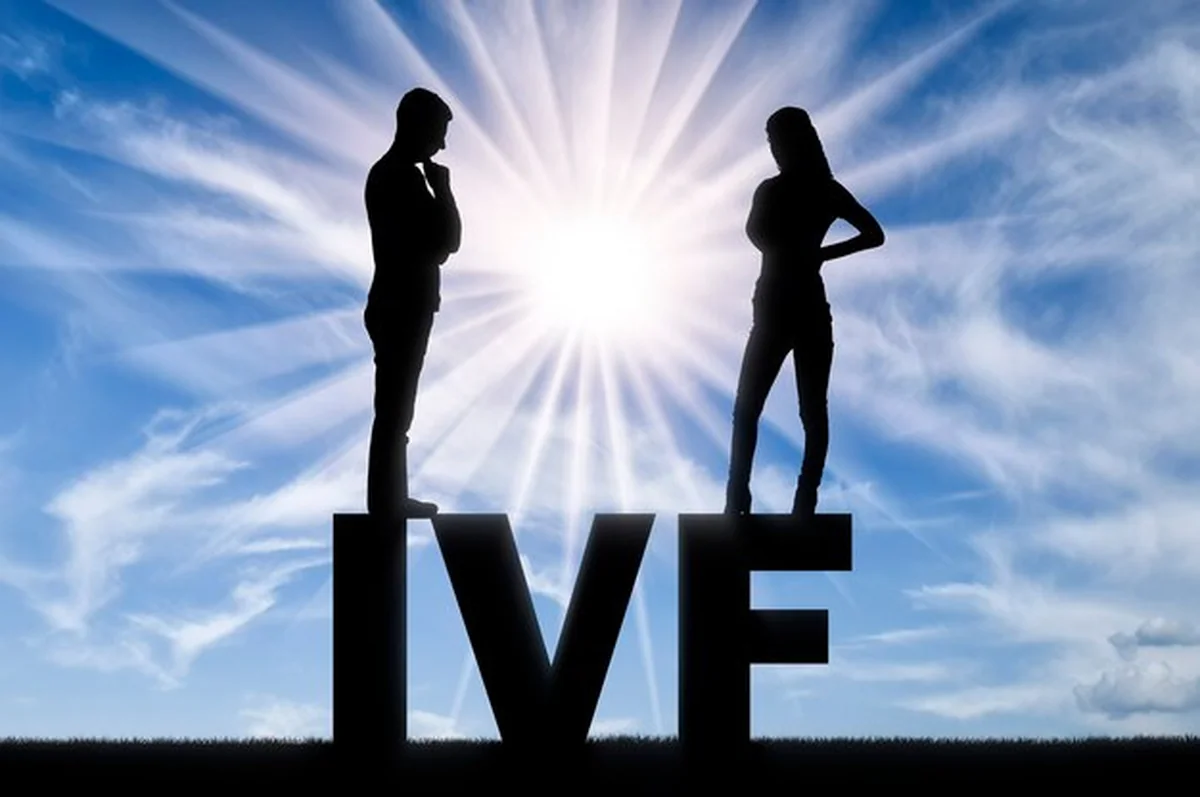 Mężczyzna i kobieta myślą o zapłodnieniu in vitro